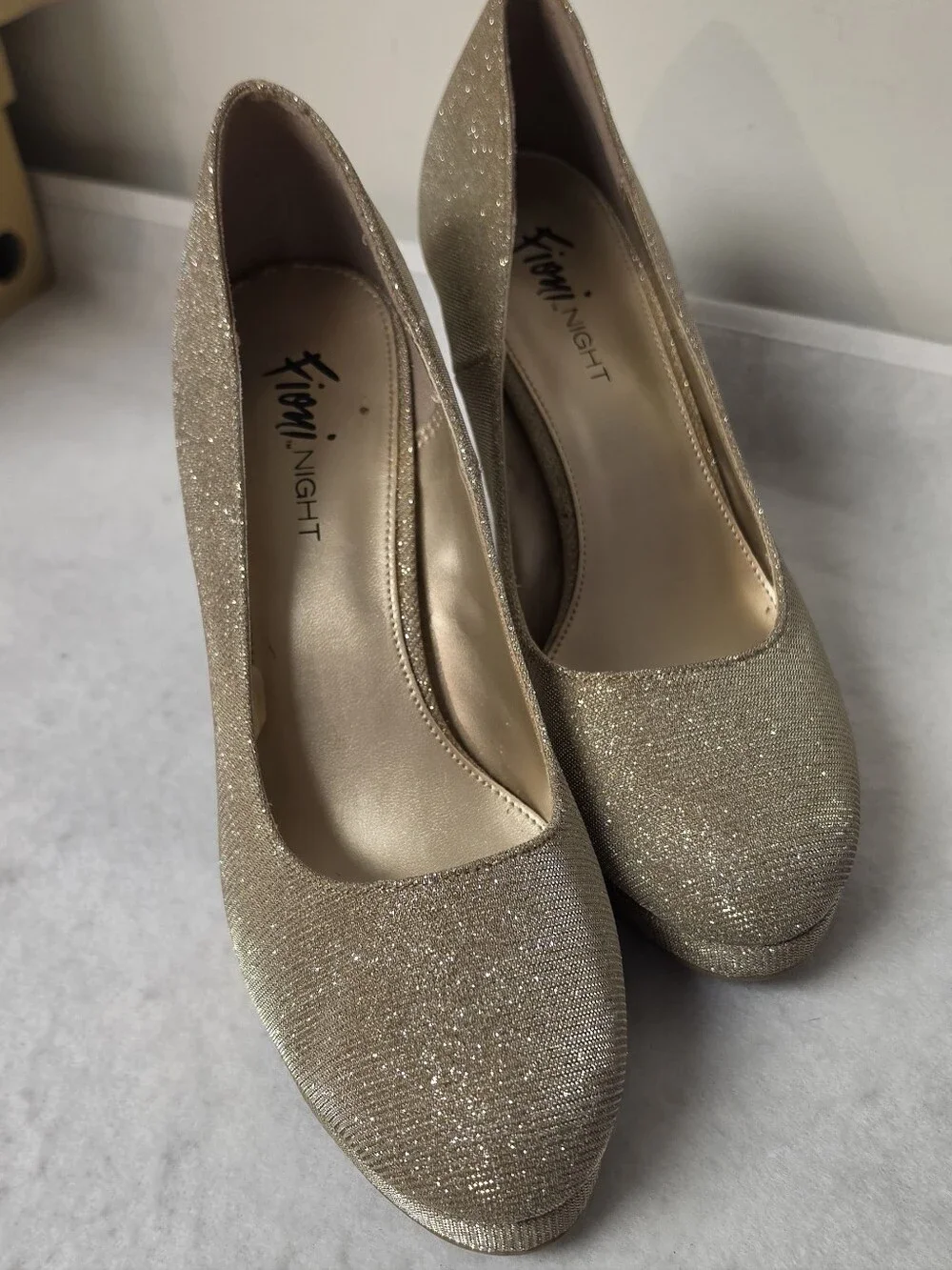FIONI Clothing Women's Glitter Platform Pump - Gold